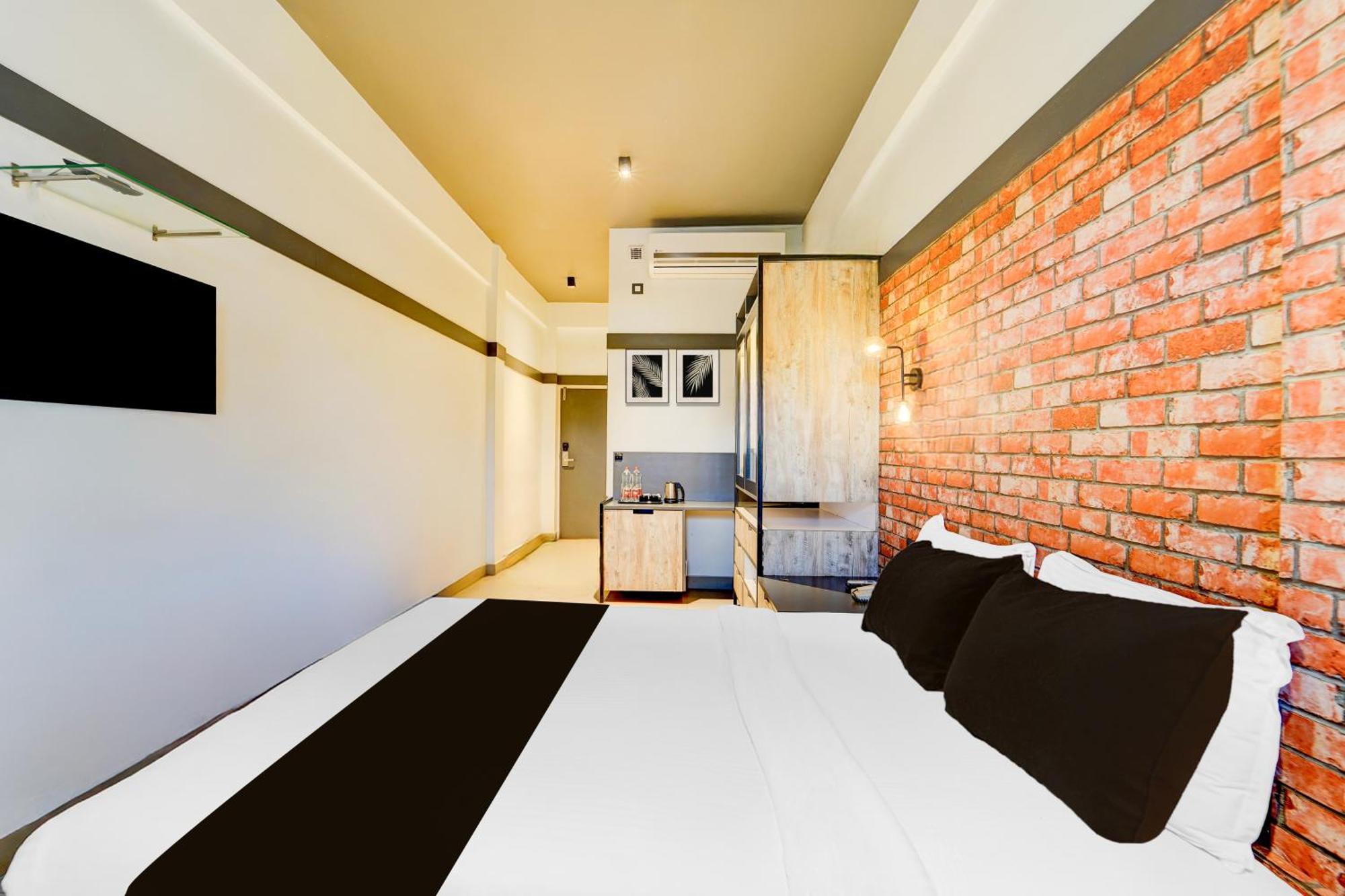 Super Townhouse Oak Mangalore Exterior photo