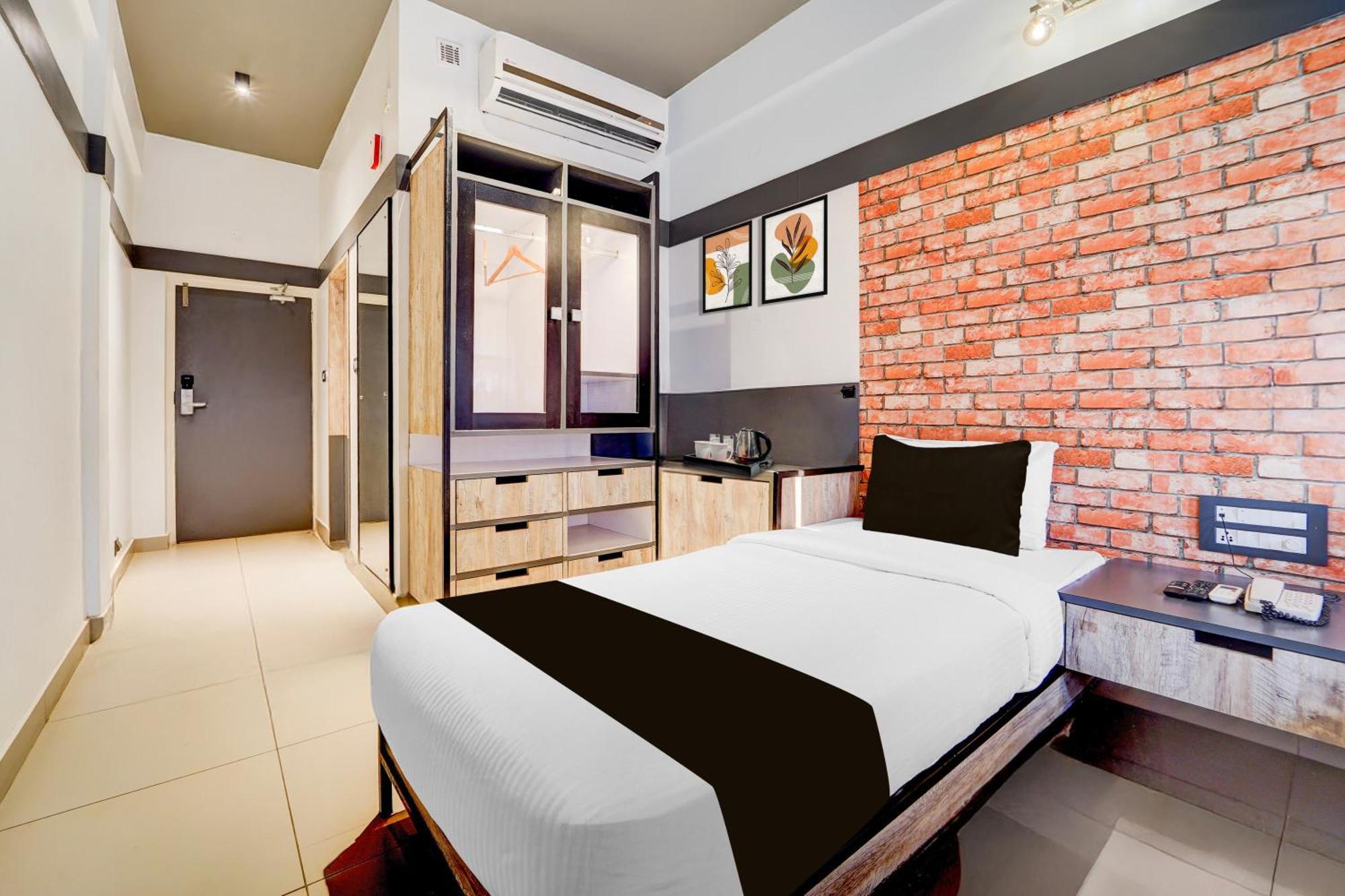 Super Townhouse Oak Mangalore Exterior photo