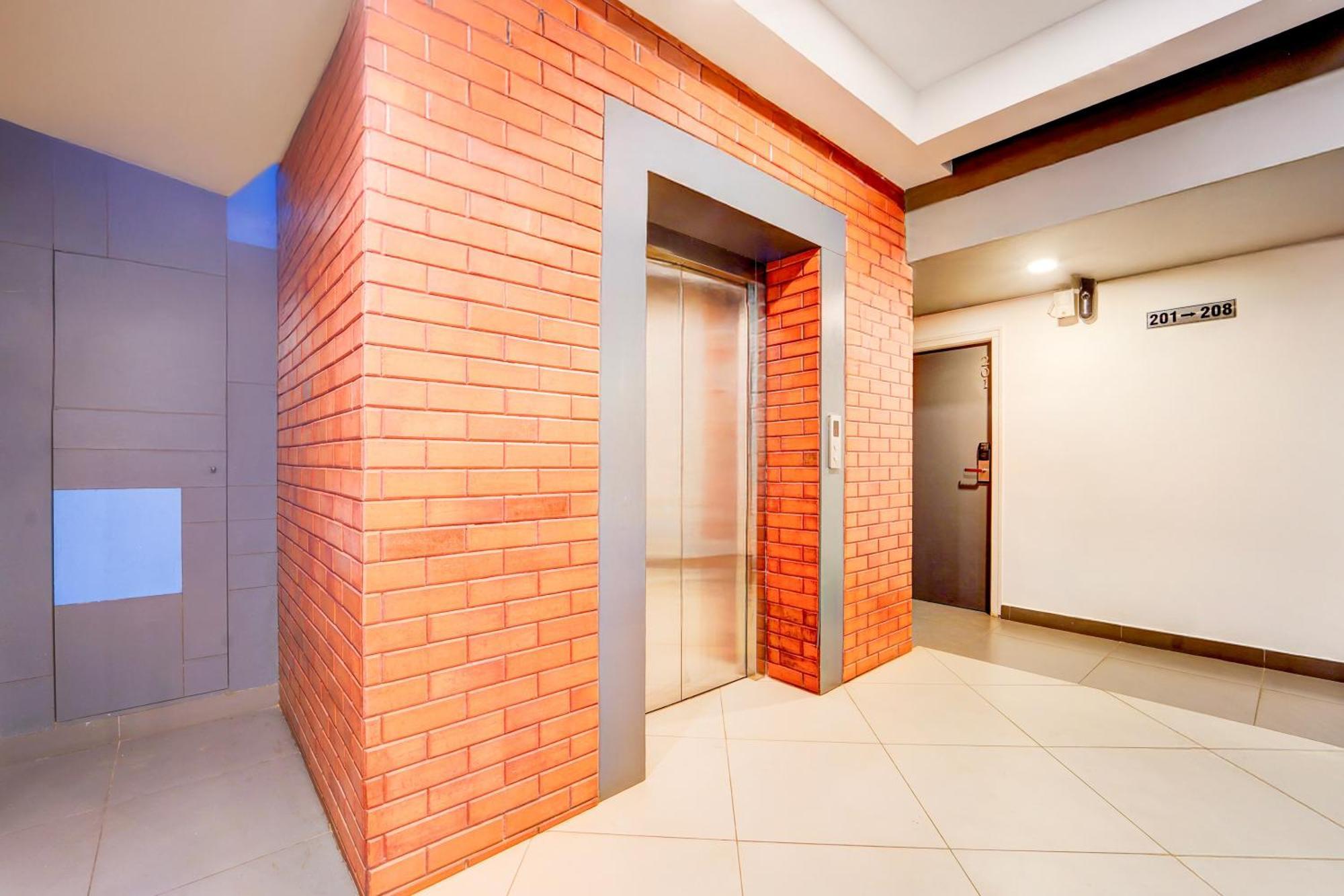 Super Townhouse Oak Mangalore Exterior photo